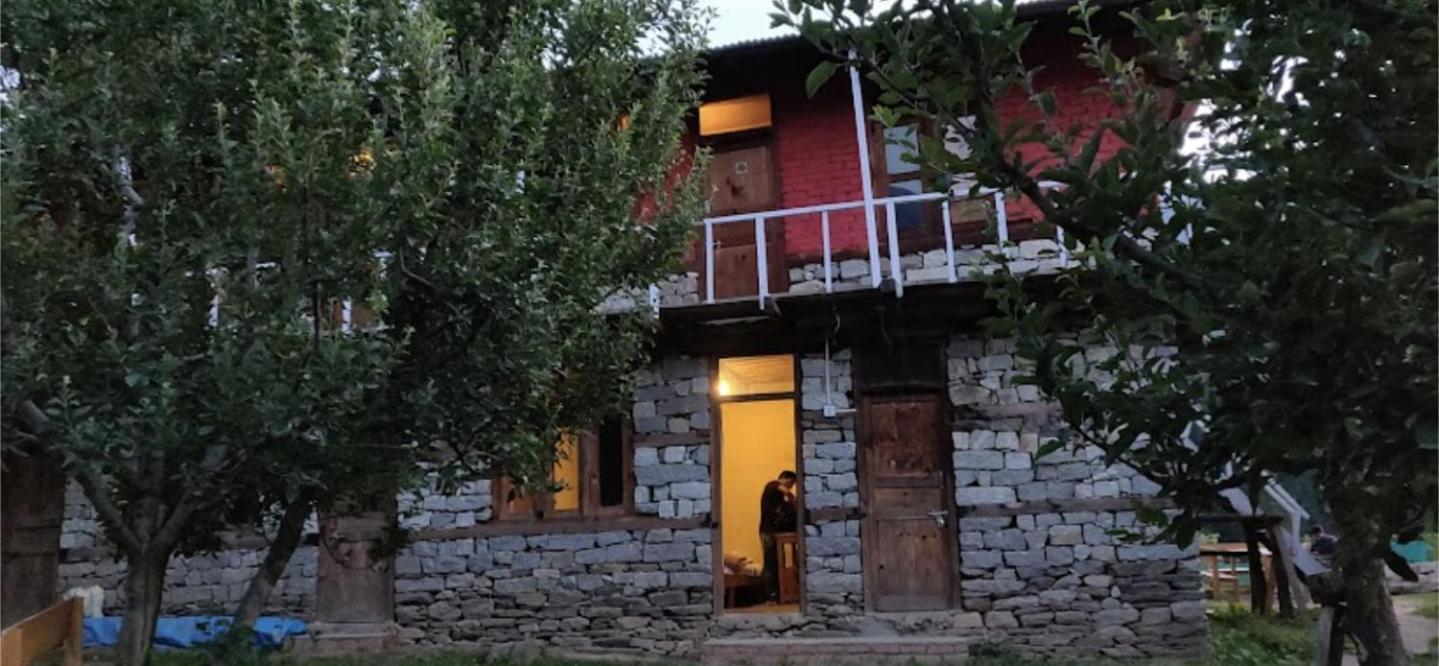 Holy Cow Cafe & Beds Hotel Kalgha Bagian luar foto