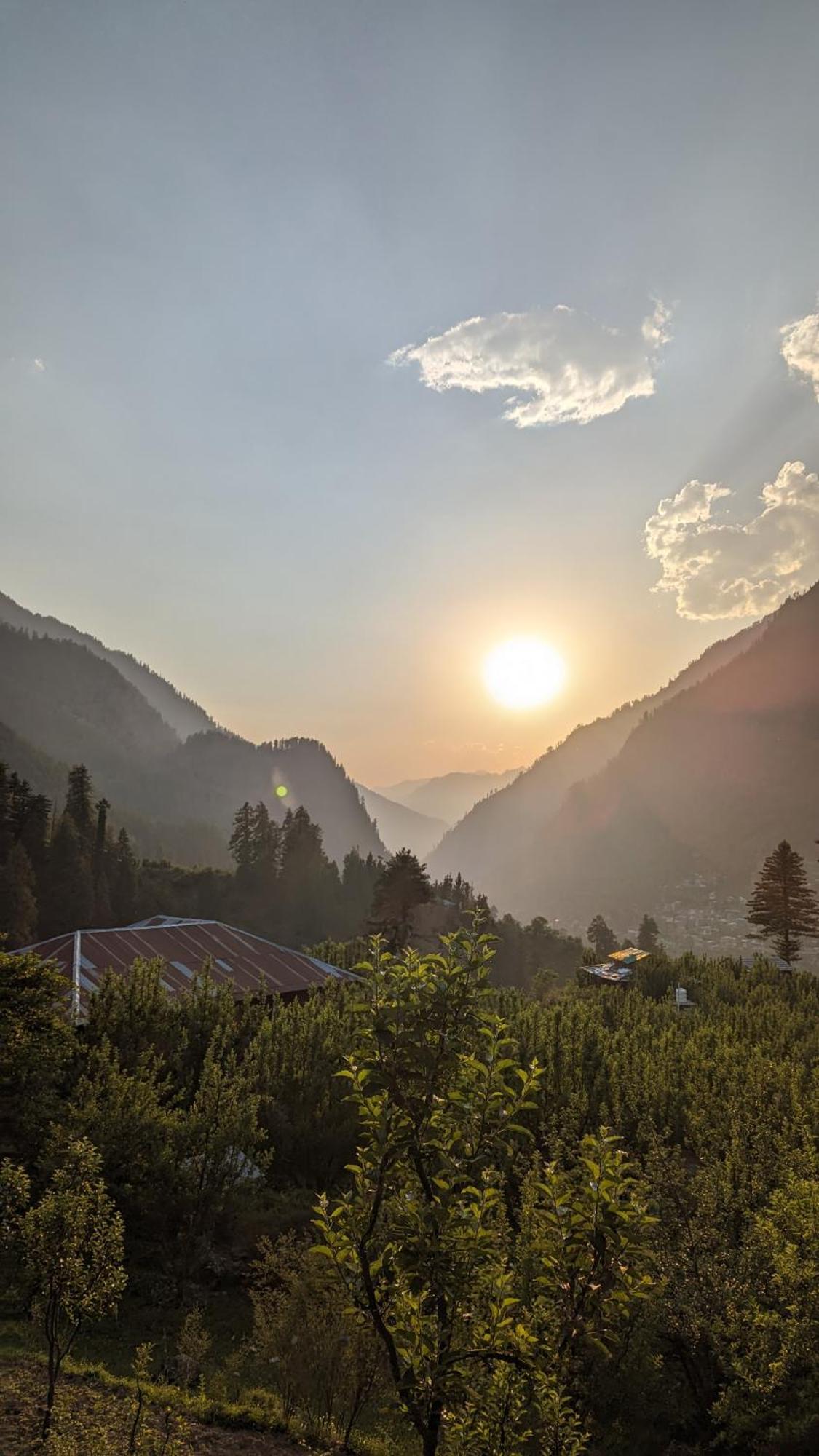 Holy Cow Cafe & Beds Hotel Kalgha Bagian luar foto