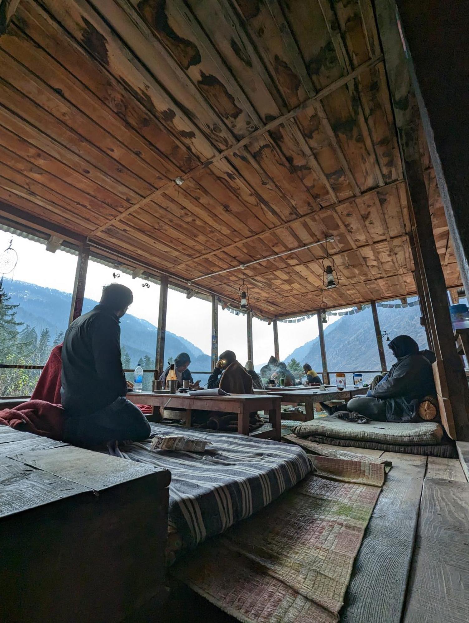 Holy Cow Cafe & Beds Hotel Kalgha Bagian luar foto
