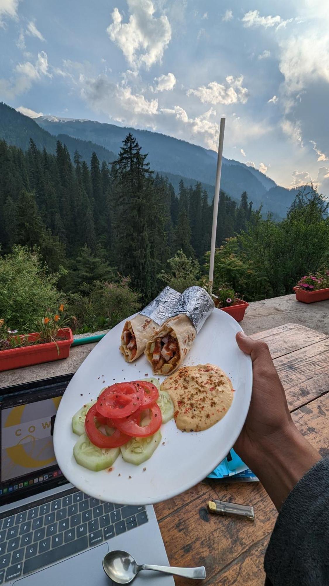 Holy Cow Cafe & Beds Hotel Kalgha Bagian luar foto